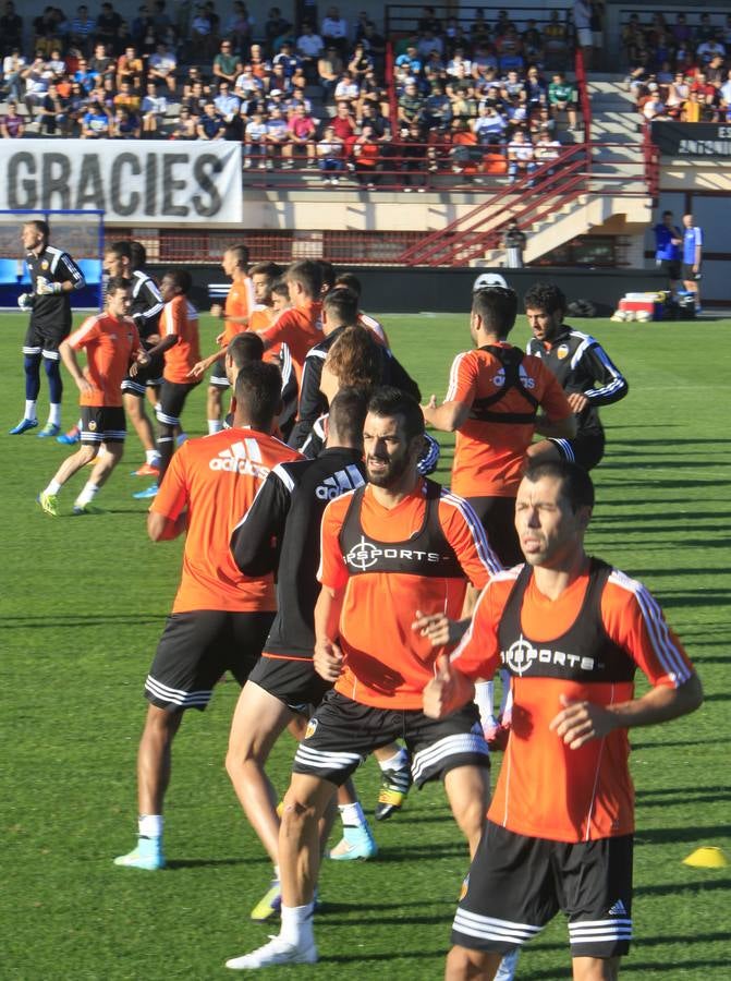 Más de 2.000 aficionados acuden al entrenamiento del Valencia en Paterna