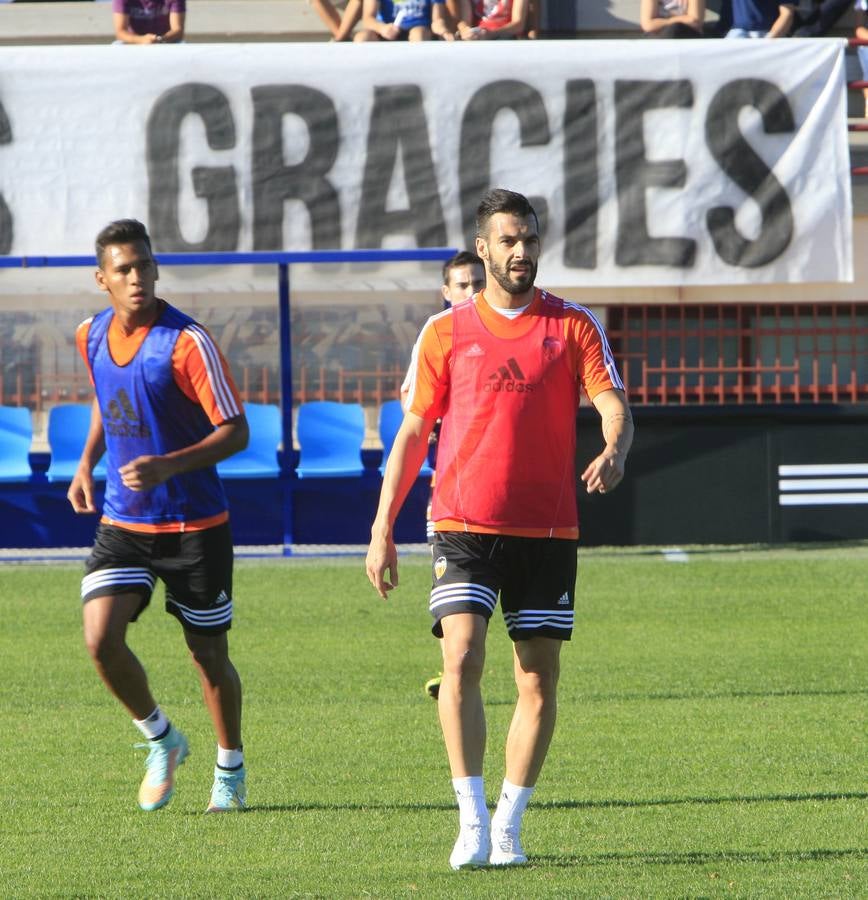 Más de 2.000 aficionados acuden al entrenamiento del Valencia en Paterna