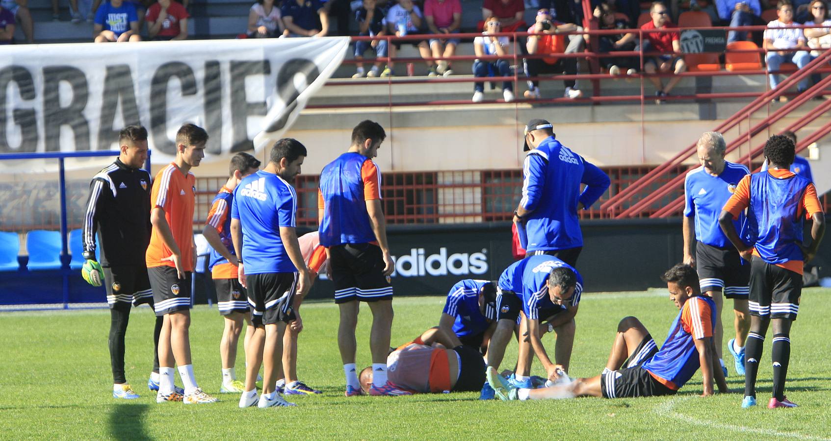 Más de 2.000 aficionados acuden al entrenamiento del Valencia en Paterna