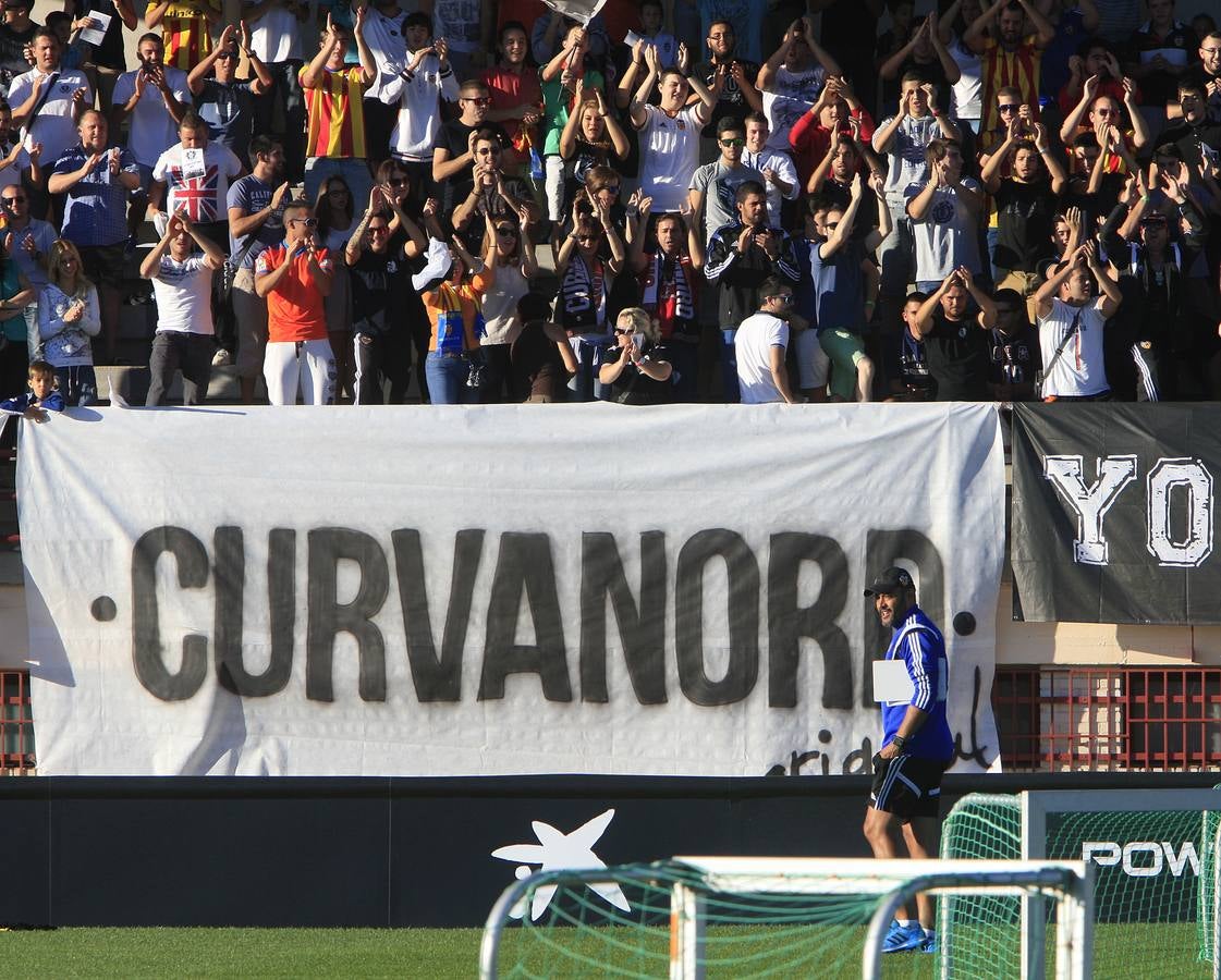 Más de 2.000 aficionados acuden al entrenamiento del Valencia en Paterna