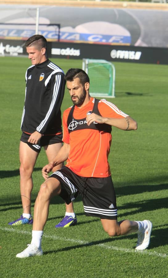 Más de 2.000 aficionados acuden al entrenamiento del Valencia en Paterna