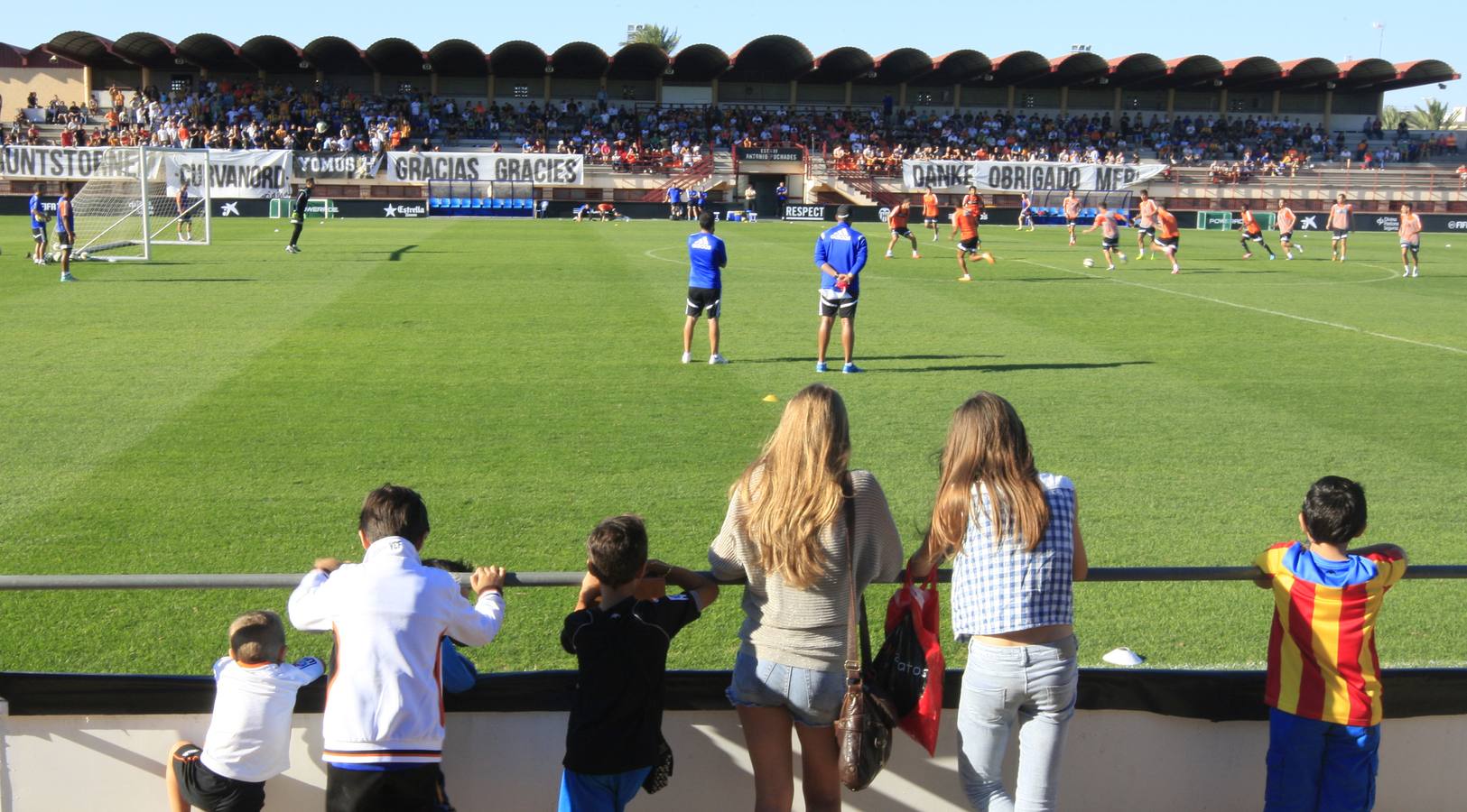 Más de 2.000 aficionados acuden al entrenamiento del Valencia en Paterna