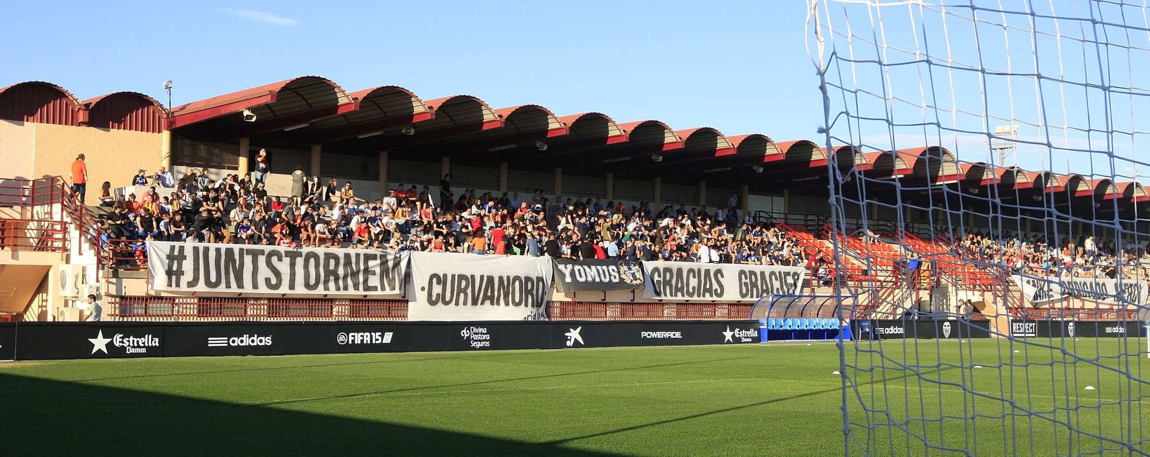 Más de 2.000 aficionados acuden al entrenamiento del Valencia en Paterna