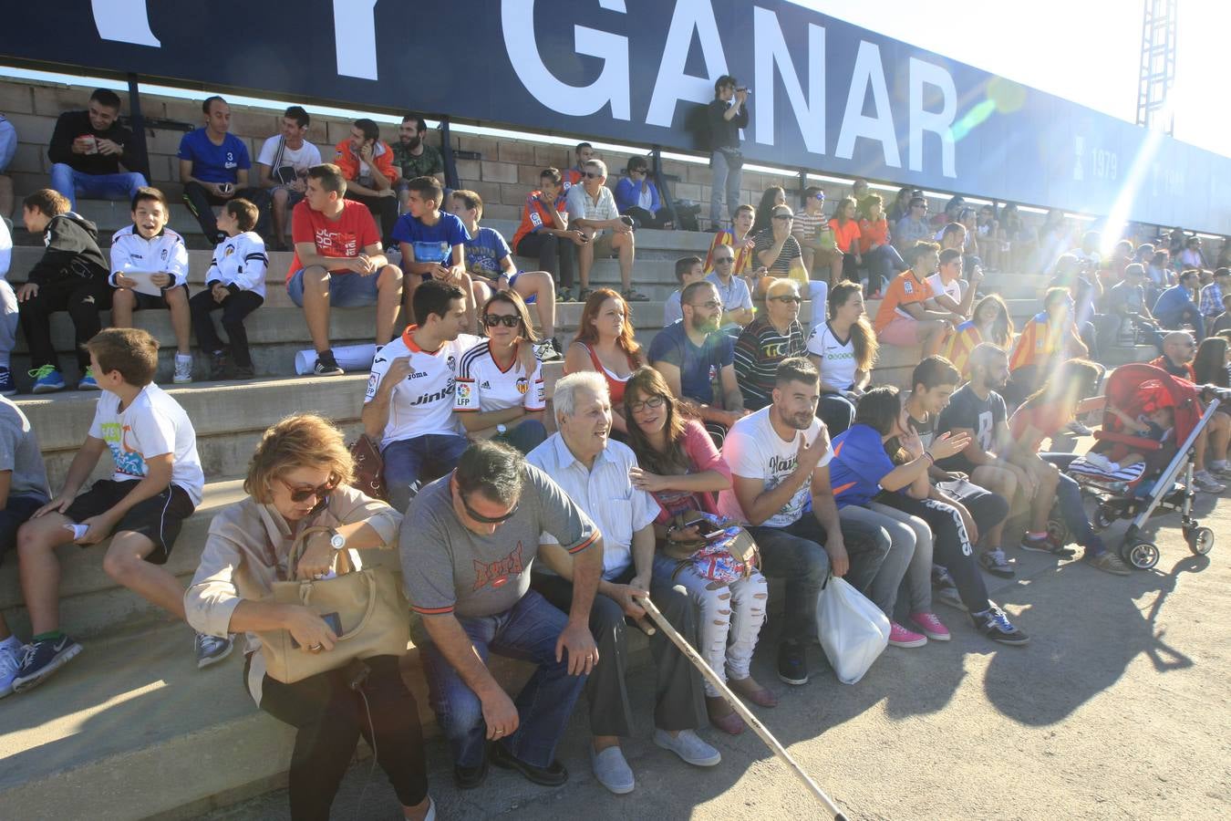 Más de 2.000 aficionados acuden al entrenamiento del Valencia en Paterna