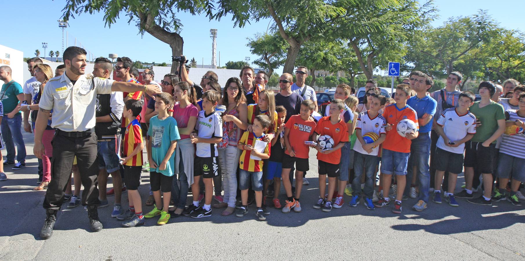 Más de 2.000 aficionados acuden al entrenamiento del Valencia en Paterna