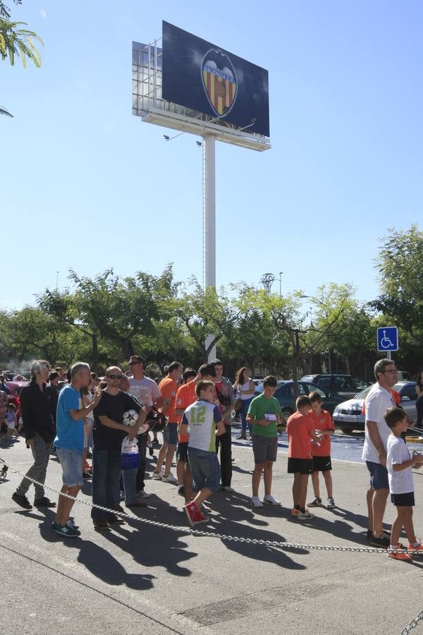 Más de 2.000 aficionados acuden al entrenamiento del Valencia en Paterna