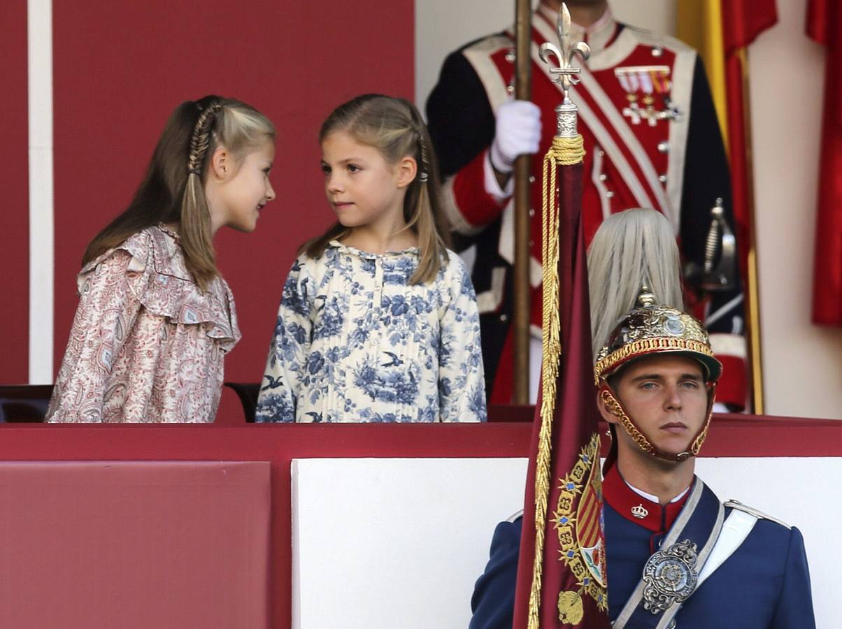 Los Reyes presiden su primer desfile de la Fiesta Nacional