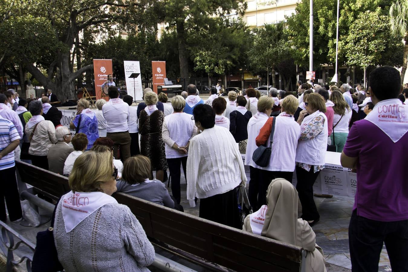 Acto de Cáritas en la glorieta de Orihuela