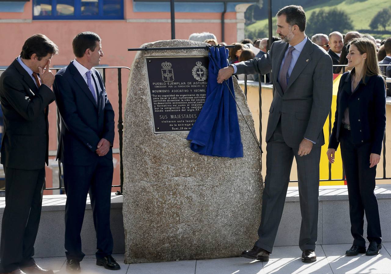 Los reyes Felipe VI y Letizia, ante el alcalde de Boal, José Antonio Barrientos, descubren la placa con motivo del galardón Pueblo Ejemplar de Asturias 2014 otorgado al concejo asturiano de Boal.