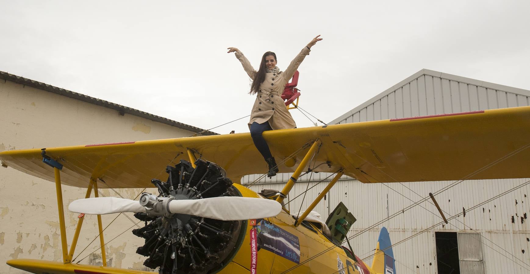 Ainhoa Sánchez baila sobre las alas de un avión en vuelo