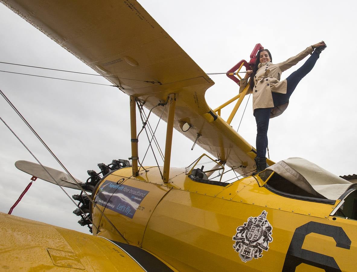 Ainhoa Sánchez baila sobre las alas de un avión en vuelo