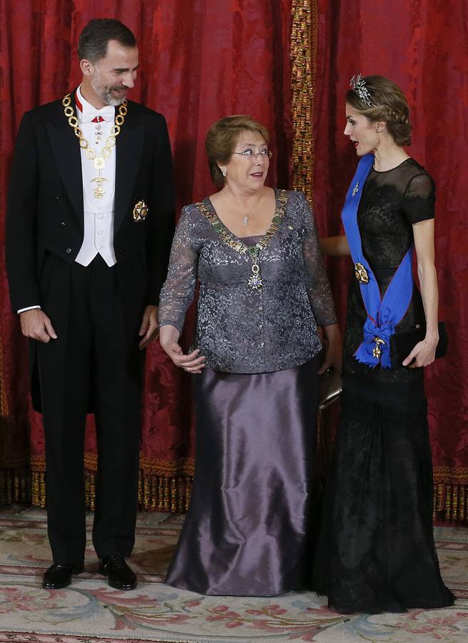 Los Reyes reciben a Bachelet en la primera visita de Estado con Felipe VI