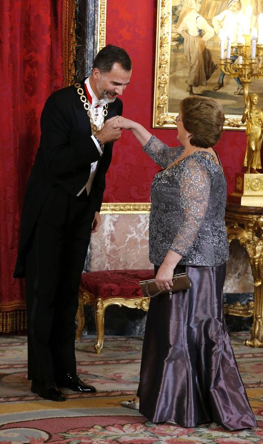 Los Reyes reciben a Bachelet en la primera visita de Estado con Felipe VI