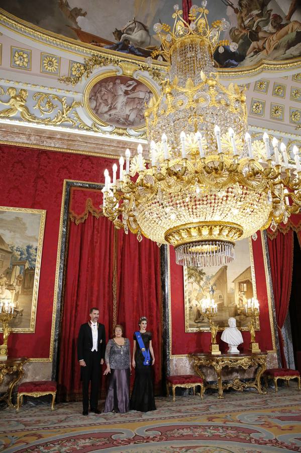 Los Reyes reciben a Bachelet en la primera visita de Estado con Felipe VI