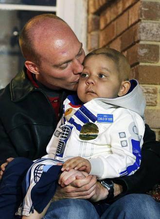 Navidad por adelantado para un niño con leucemia