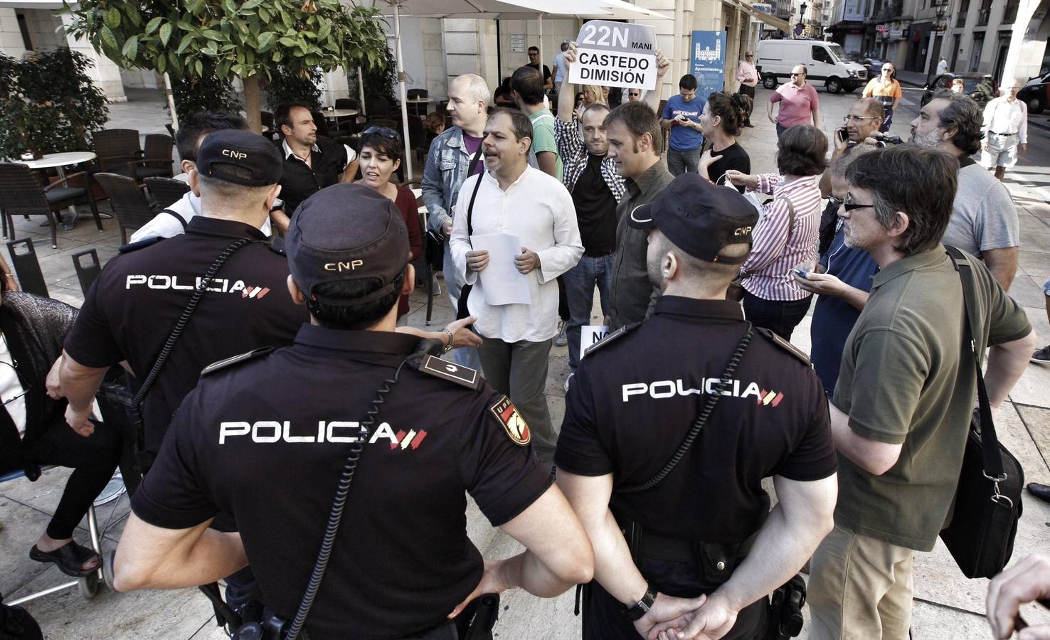 Rueda de prensa de Podemos en una cafetería por la prohibición de la cacerolada. 