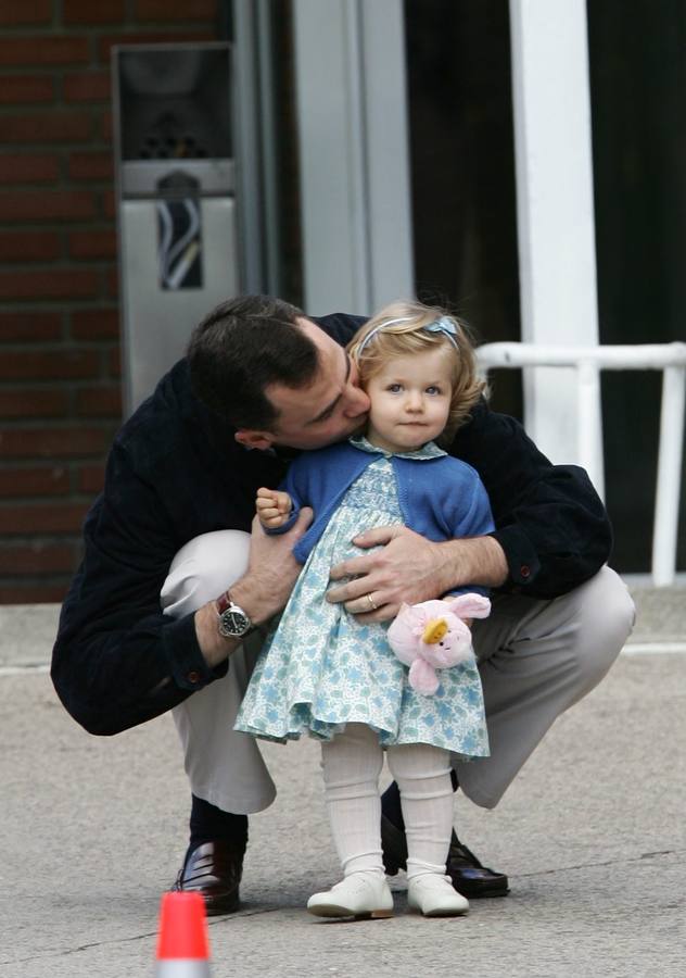 El principe Felipe llega junto a su hija, la infanta Leonor, a la clínica Ruber Internacional donde dio a luz la princesa Letizia a su segunda hija