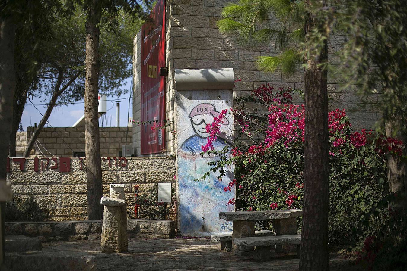 Otra sección del muro vista en el centro artístico de Ein Hod cerca de Haifa en Israel.