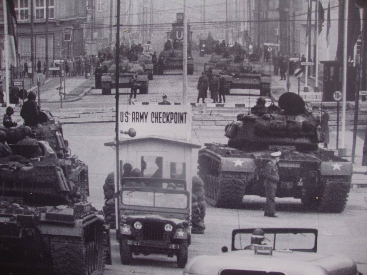 El Checkpoint Charlie, la &#039;zona cero&#039; de la Guerra Fría