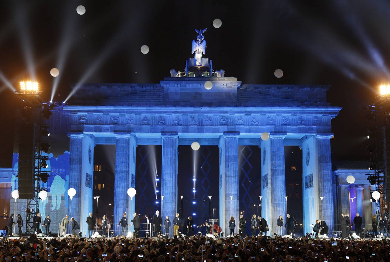 El cielo de Berlín se ilumina para festejar la caída del Muro hace 25 años