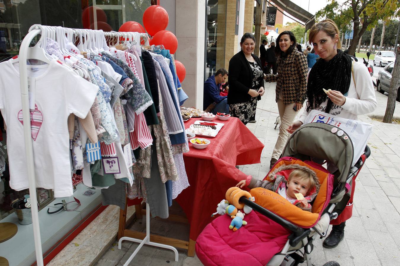 Desayuno y fiesta en la calle para promocionar el comercio