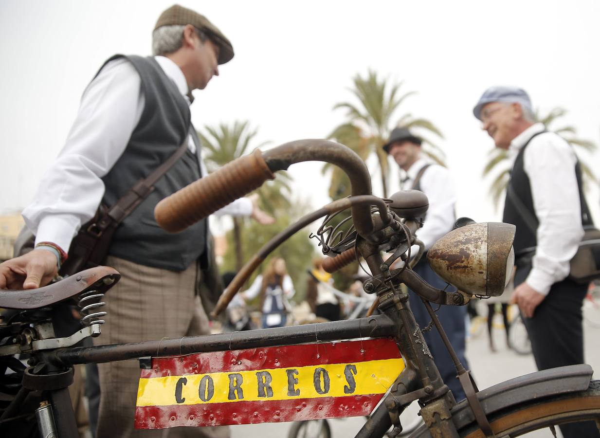 Bicicletas &#039;vintage&#039; recorren el centro de Valencia