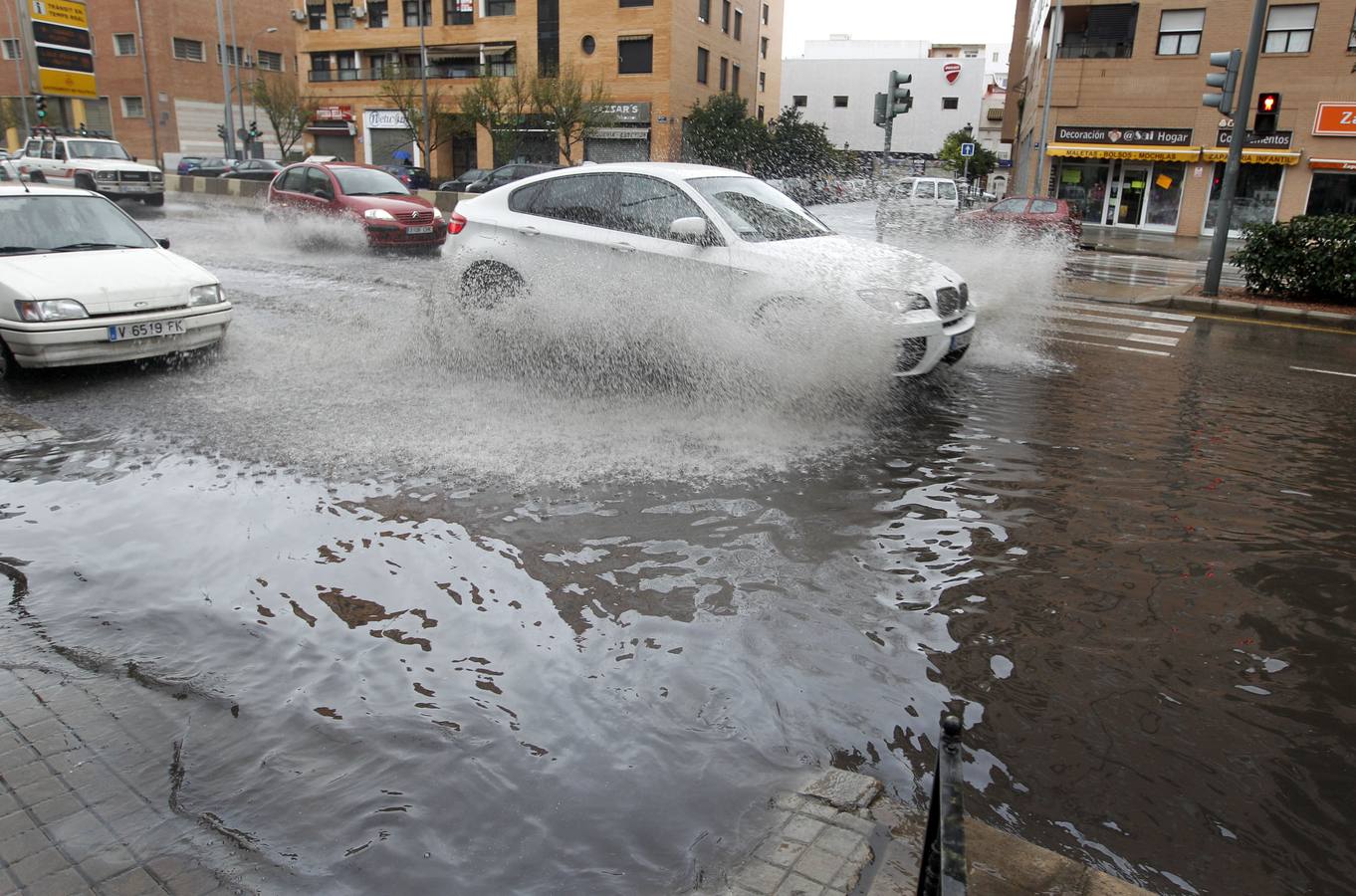 Inundacion parcial de un carril en la avenida Serreria. 