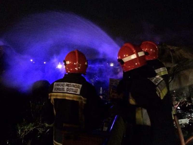 Cortan 8 horas la CV-10 tras chocar un camión contra un panel de señalización