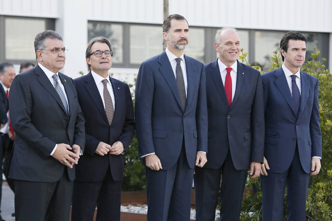 Foto de familia. El presidente del consejo de administración, Francisco Javier García Sanz; el presidente de la Generalitat, Artur Mas; el rey Felipe VI ; el presidente de Seat, Jürgen Stackmann; y el ministro de Industria, José Manuel Soria