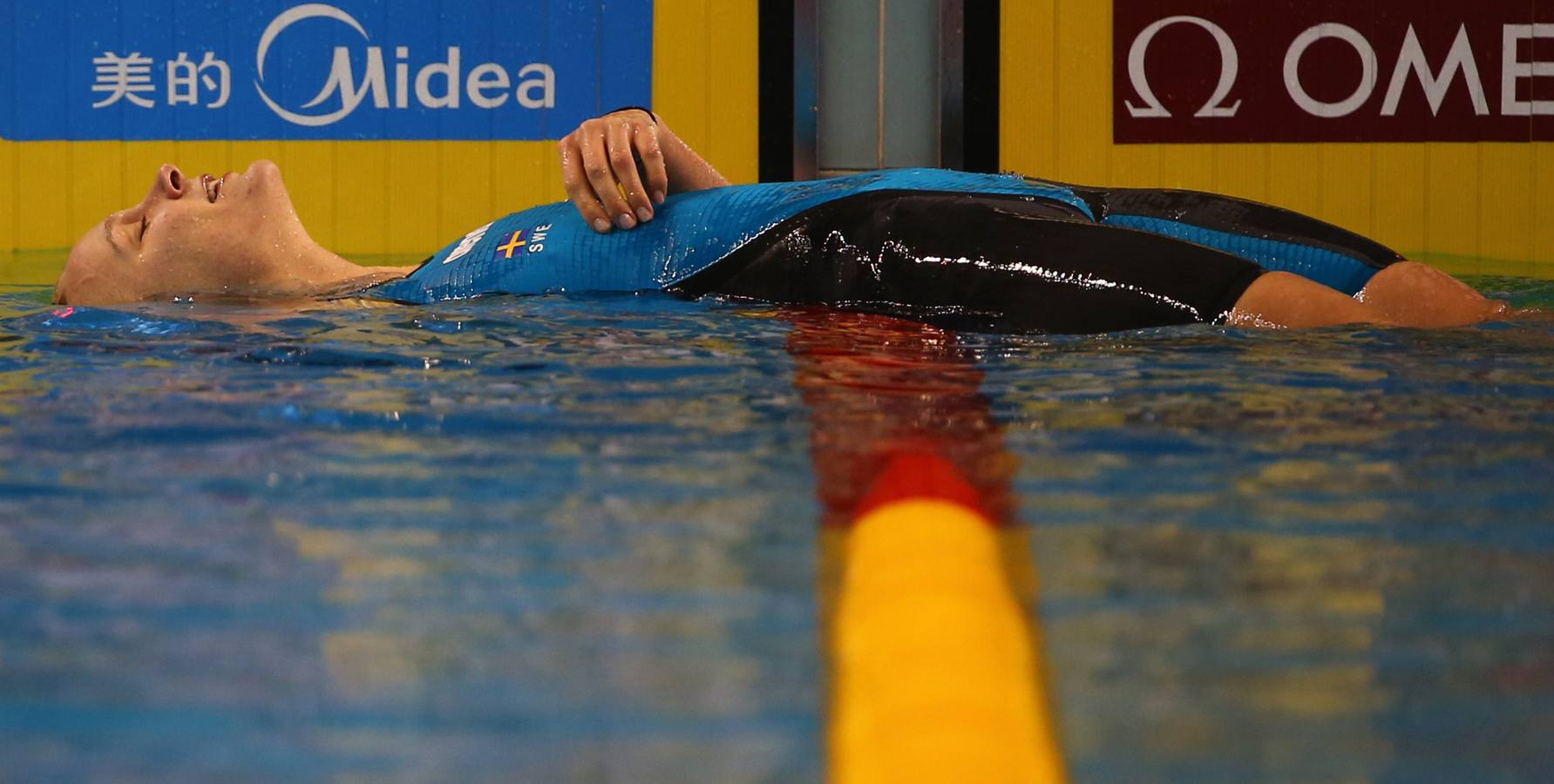 EXHAUSTA TRAS EL ORO. La sueca Sarah Sjorstorm, tras ganar los 50 mariposa en Doha.