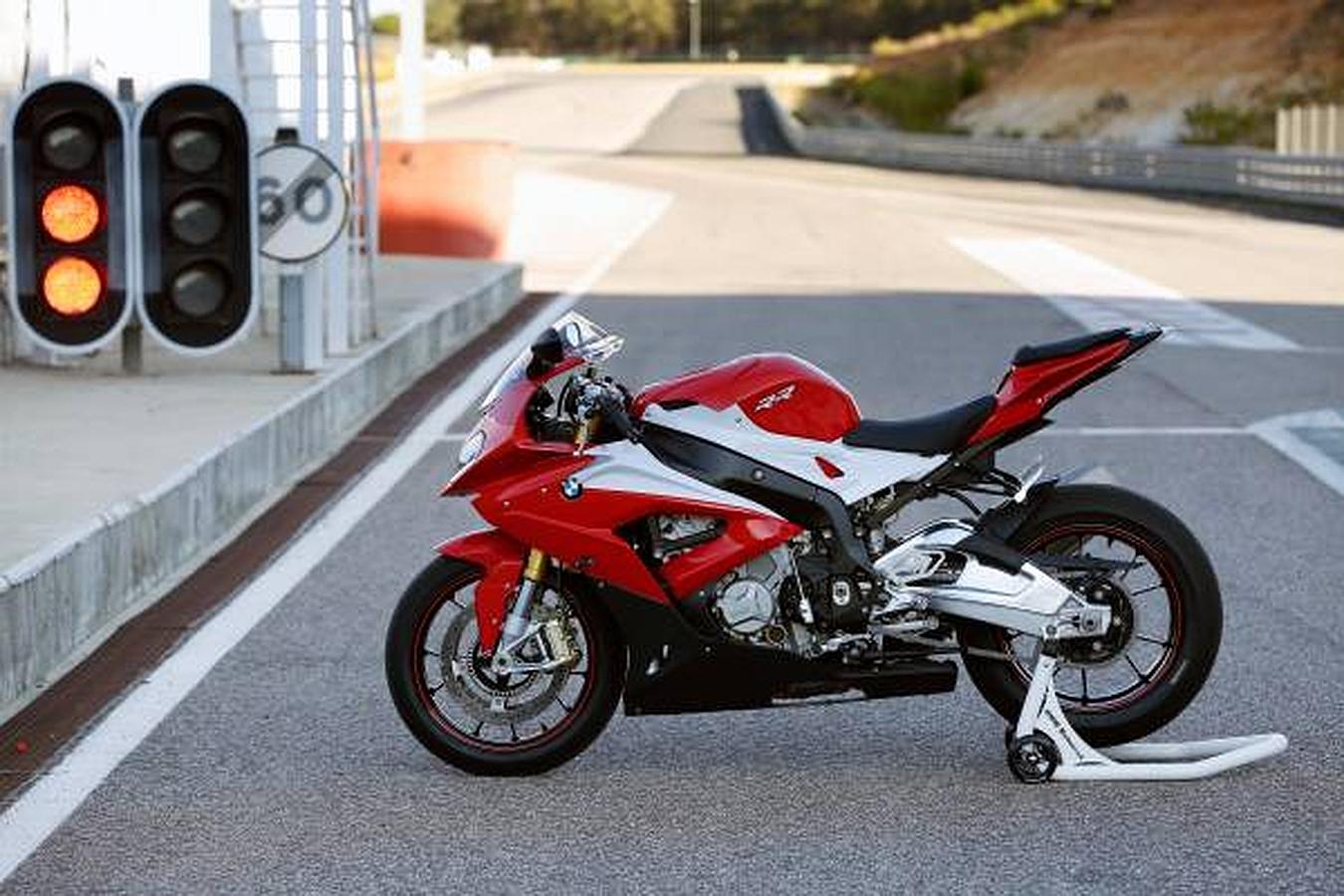 La nueva S1000RR de BMW mejora potencia, prestaciones y renueva su diseño.