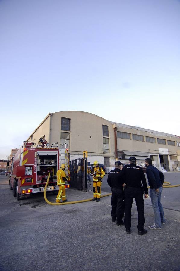 Incendio en una nave junto al Travalón