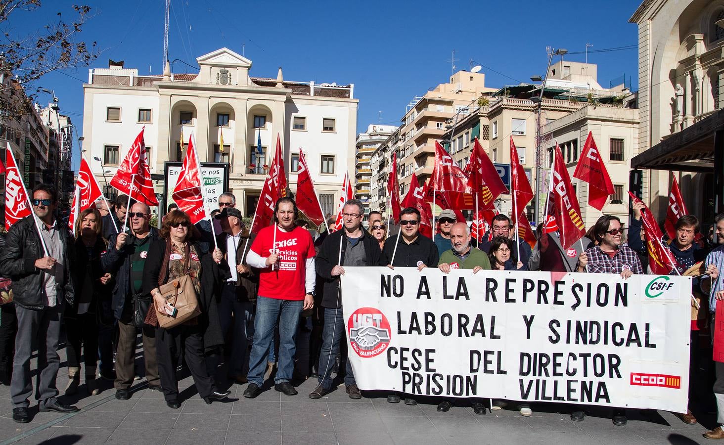 Los sindicatos exigen el cese del director de la cárcel de Villena por «autoritario»