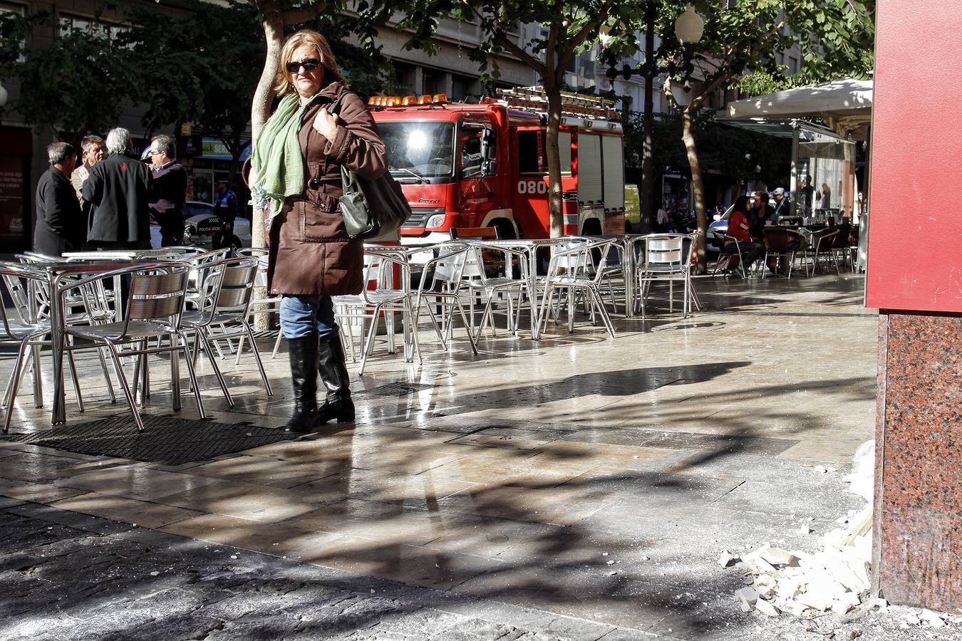 Caen trozos de una cornisa en la Rambla de Alicante