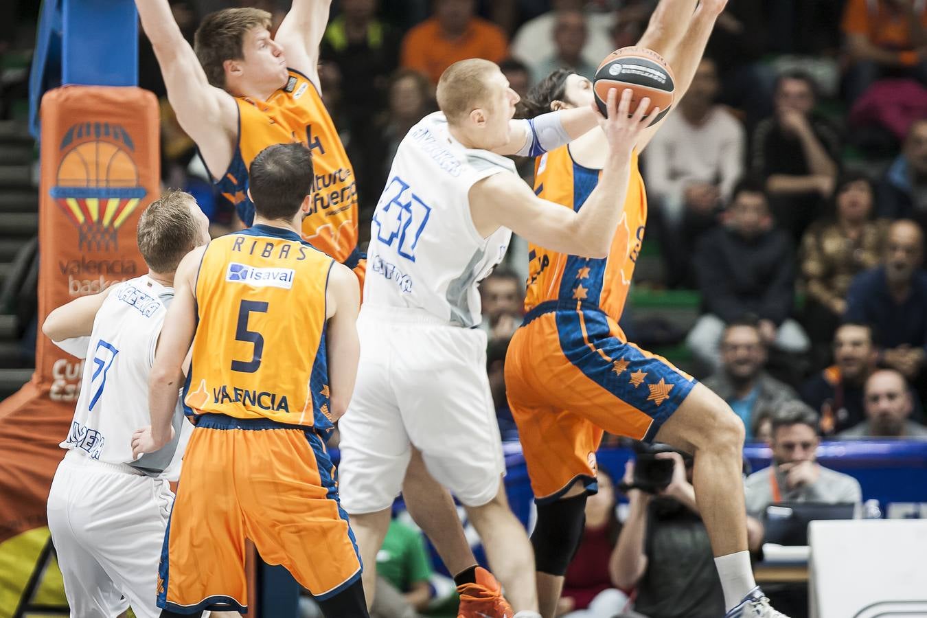 Brillante victoria del Valencia Basket ante el Neptunas (103-65)
