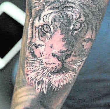 Neymar y su tigre de bengala en el brazo