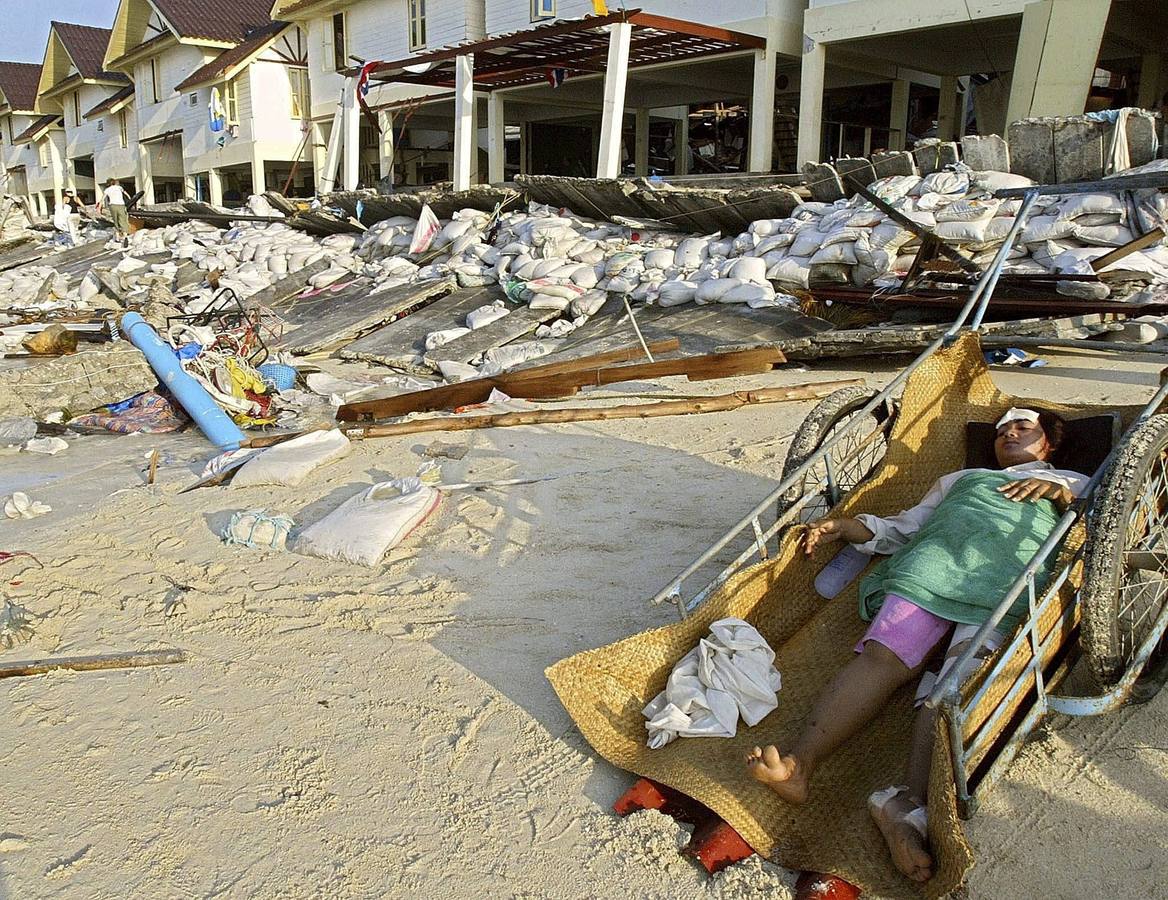 Una víctima, junto a la playa en Phi-Phi, en Krabi, sur de Tailandia, esperando la llegada de ayuda el 27 de diciembre de 2004.