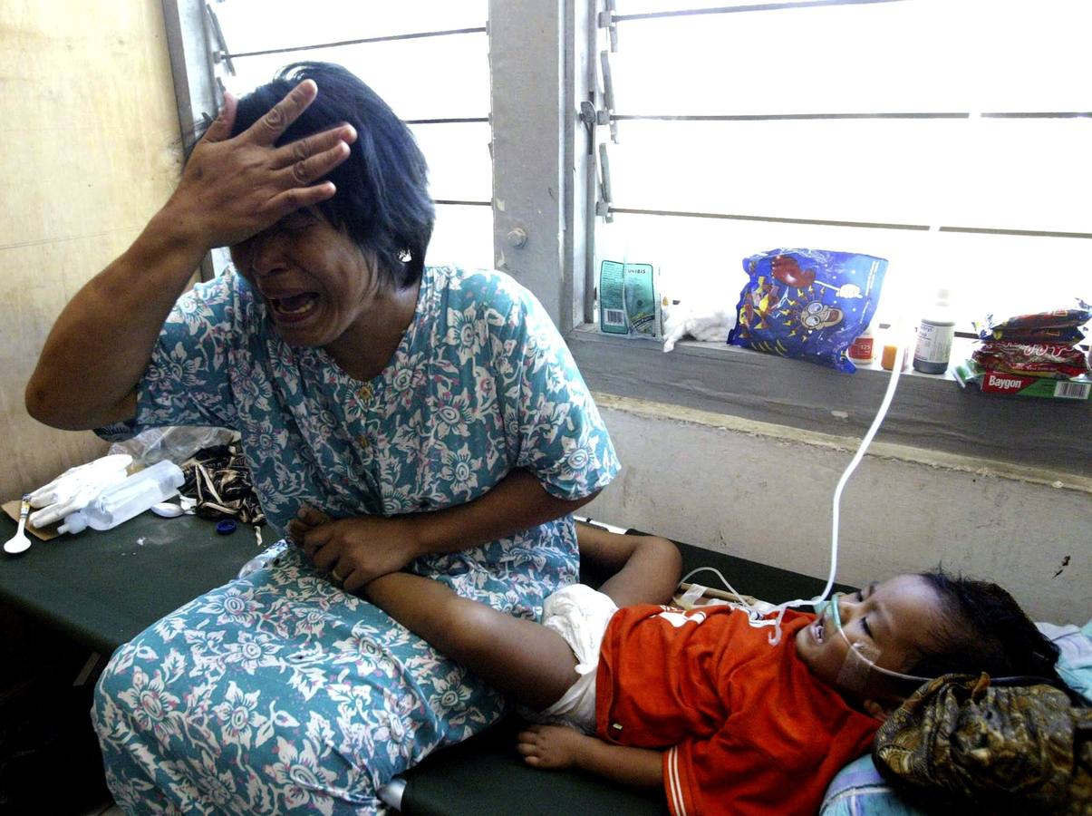 Una mujer, junto a su pequeño, en un hospital de Banda Aceh (Indonesia).