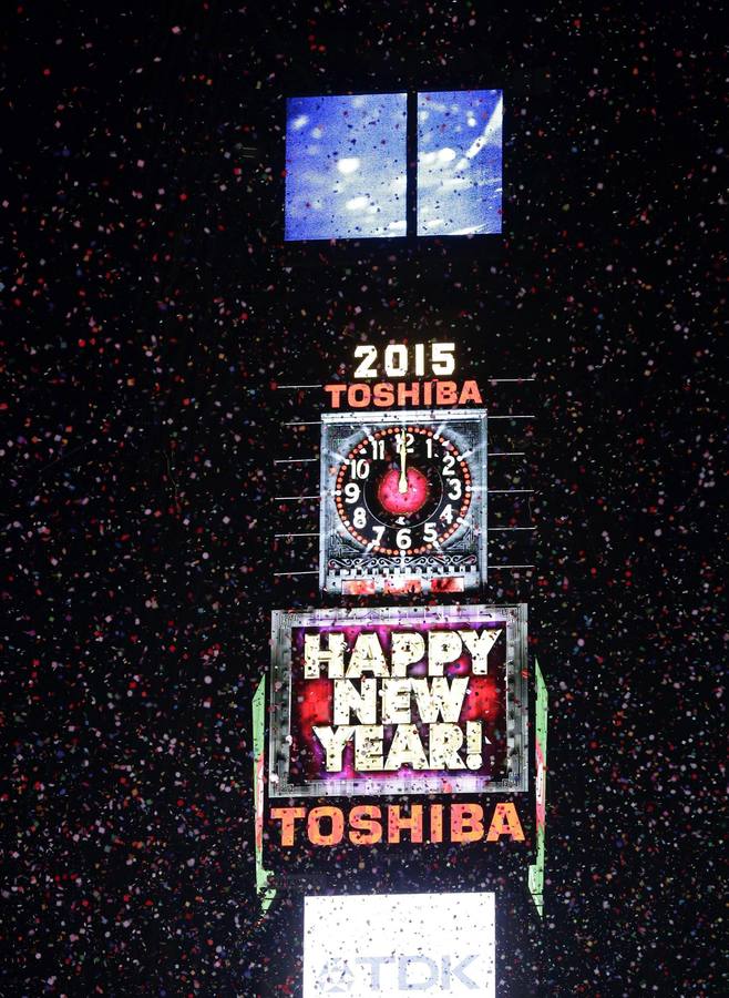 Times Square recibe a 2015. NUEVA YORK (ESTADOS UNIDOS). Las celebraciones de Año Nuevo en Times Square en Nueva York con música, fuegos artifiacles y confeti.