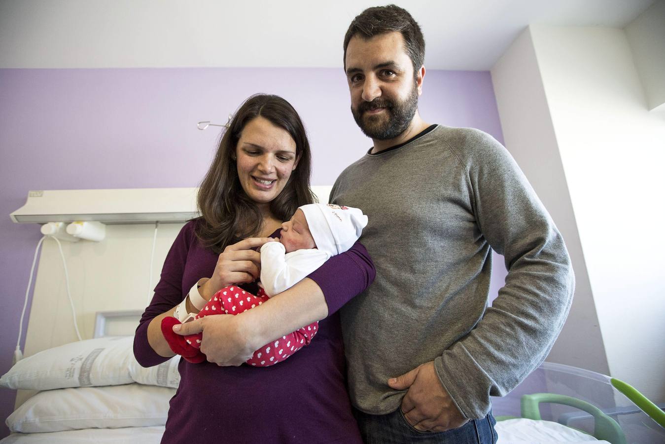 Primer bebé del año de la Comunitat. Alicia y Jorge posan en su habitación del hospital La Fe de Valencia con su hija Ana que nació a las 00:09 horas del uno de enero siendo el primer recien nacido en la Comunitat Valenciana.