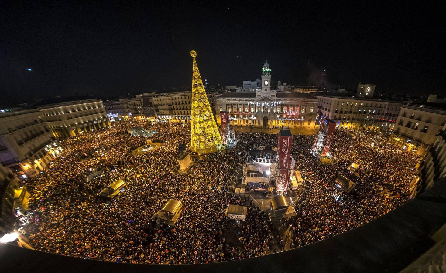 La tradicional Puerta del Sol de Madrid. MADRID. El reloj de la Puerta del Sol dio la bienvenida al nuevo año 2015 en una celebración que concentró a miles de personas en la popular plaza madrileña.