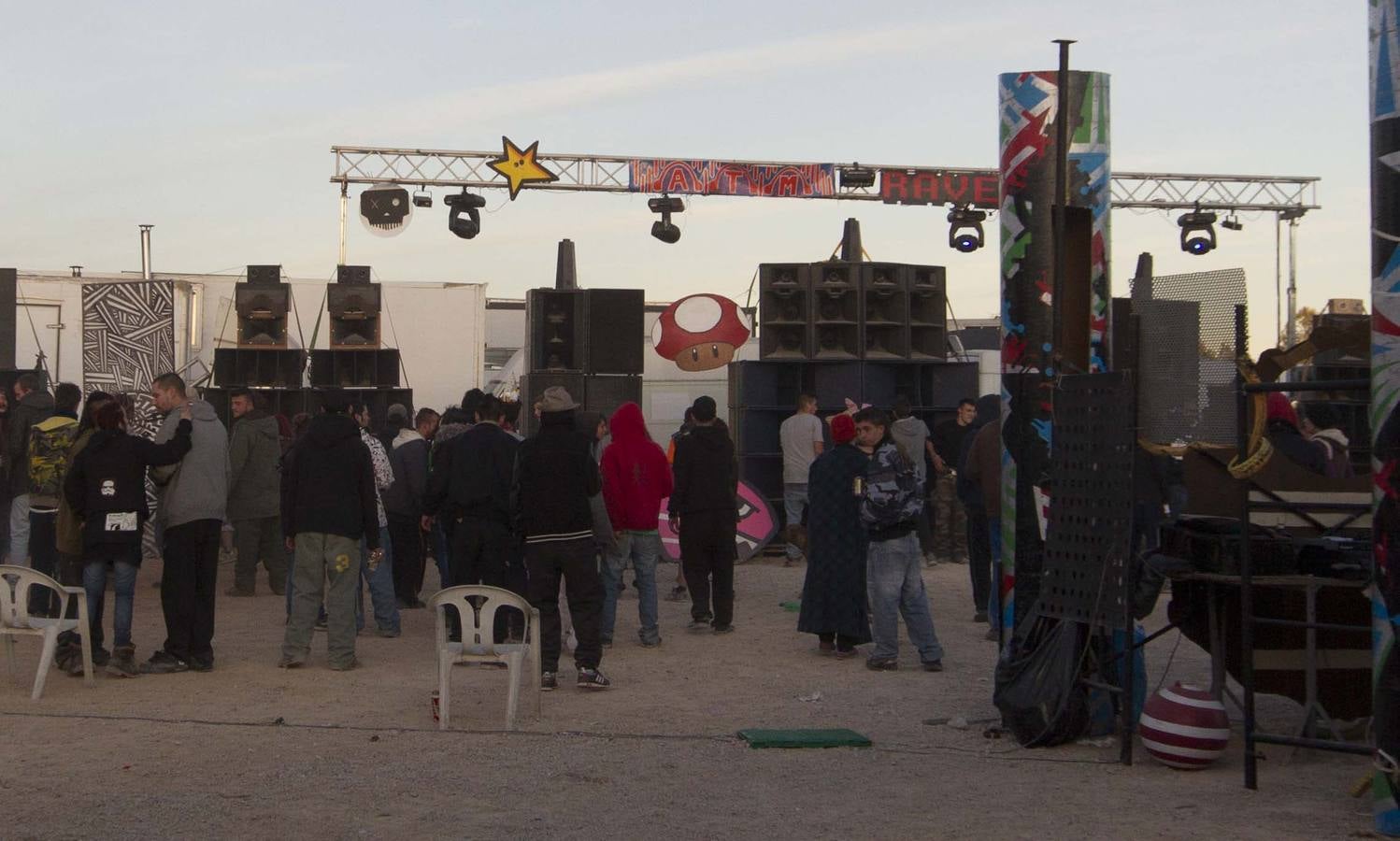 Una &#039;rave&#039; ocupa el aeródromo de Benagéber desde Nochevieja