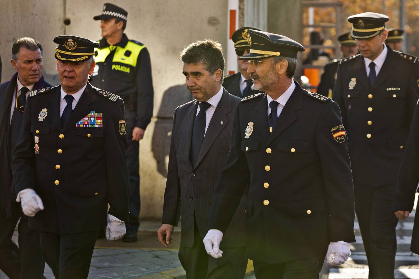 El directo general de la Policía, Ignacio Cosidó, entre otros mandos policiales, llega al complejo policial de Canillas.