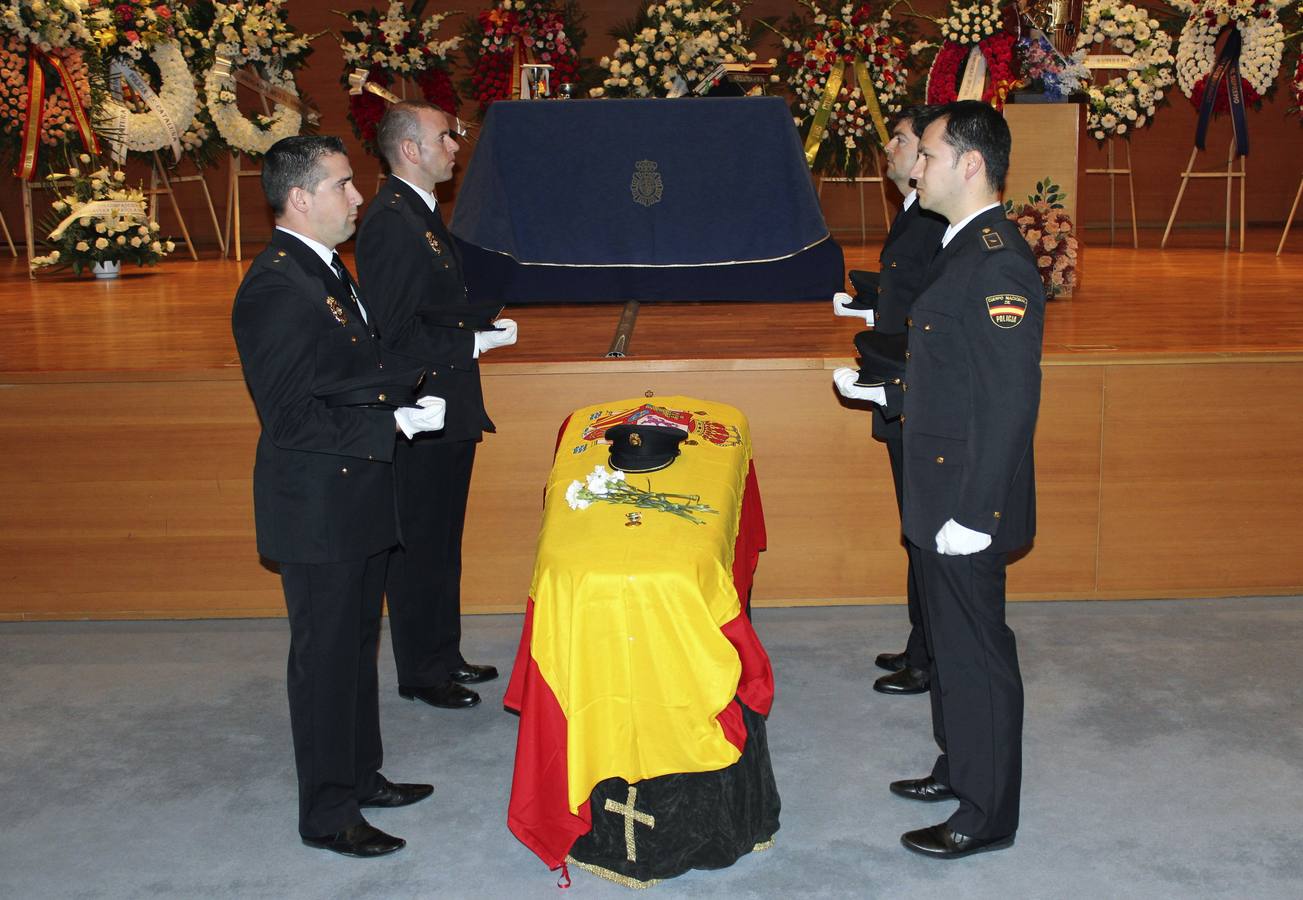 Funeral en el complejo policial de Canillas por Francisco Javier O., el agente de 28 años muerto en Madrid arrollado por un tren tras un forcejeo con un inmigrante al que trataba de identificar.