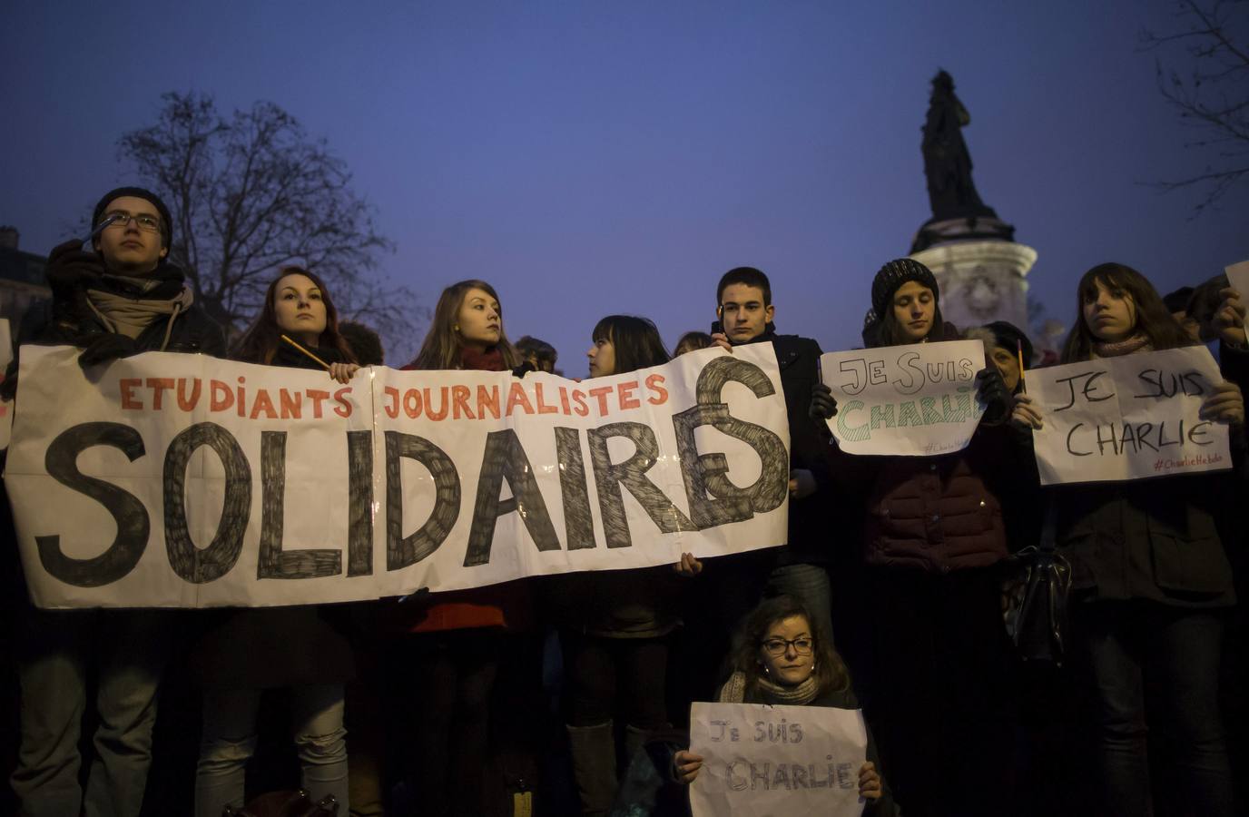 Una multitud silenciosa se manifiesta en París contra el atentado