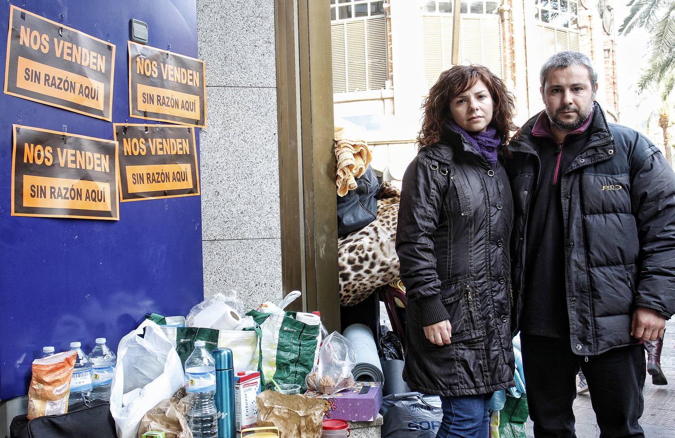 Dos afectados por desahucio se manifiestan en Alicante