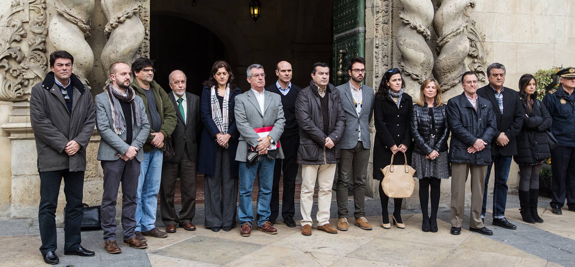 Minuto de silencio en el Ayuntamiento de Alicante por las víctimas en &#039;Charlie Hebdo&#039;