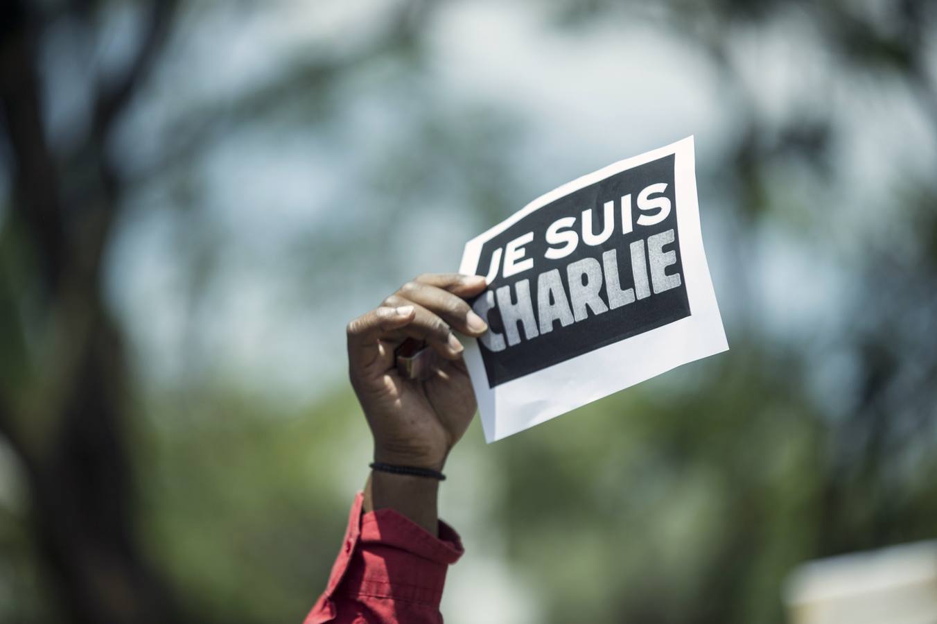 Una marcha silenciosa toma las calles de Francia