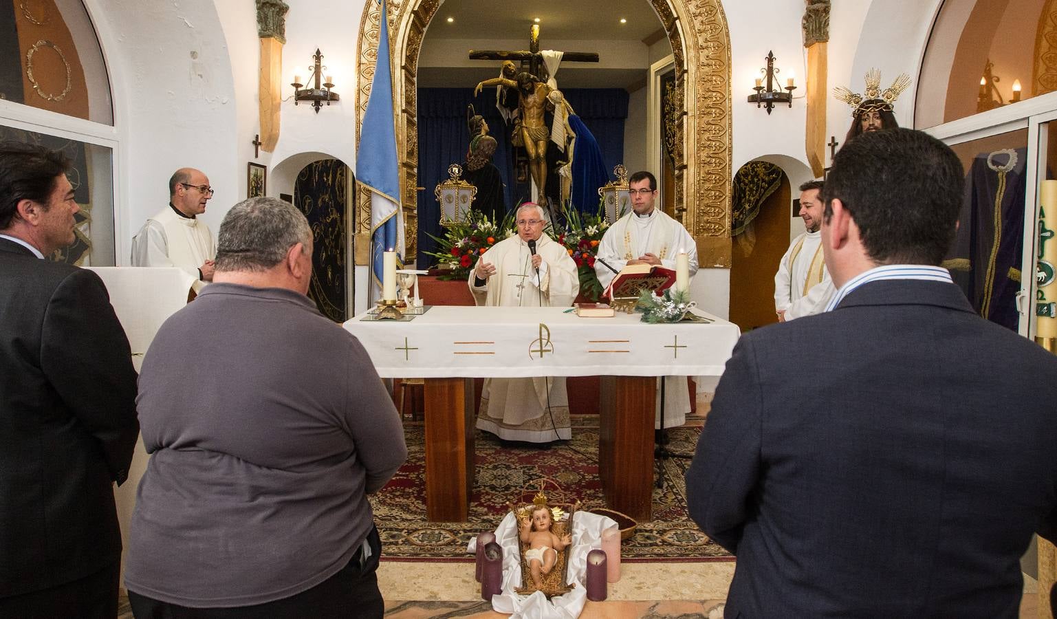 Jesus Murgui realiza una visita pastoral a la hermita de la Santa Cruz