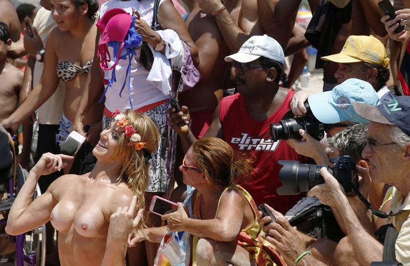 Las mujeres de Río de Janeiro reivindican el derecho al topless